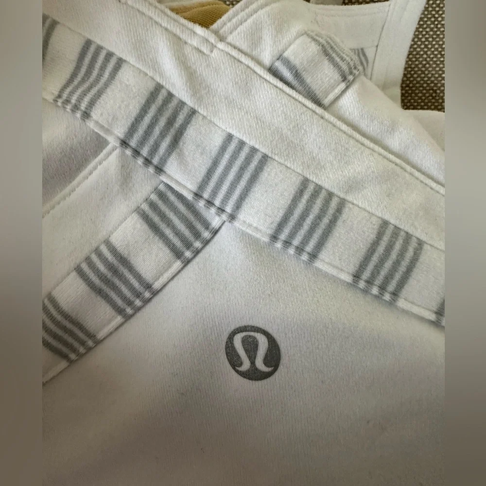 Lululemon workout top size 6 - Picture 6 of 6